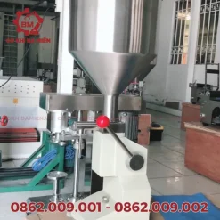 Với thiết kế nhỏ gọn, máy chiết rót gạt tay 1 vòi phù hợp  nơi sản xuất có quy mô