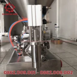 Máy được bố trí 1 vòi chiết rót, kèm thiết bị nâng chiết giúp chống nhỏ giọt