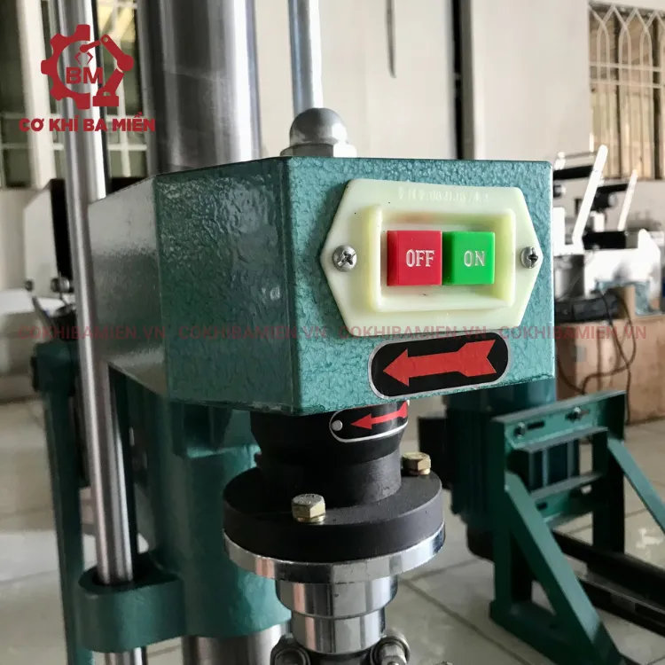 Máy đóng nắp hủ mứt